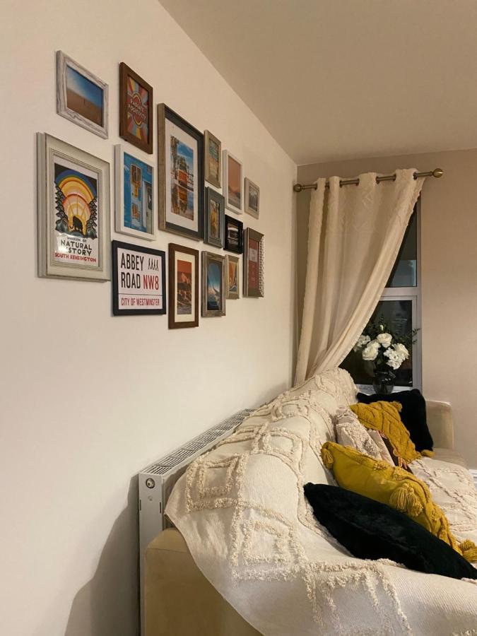 Beautiful Spacious In Town Centre Apartment *